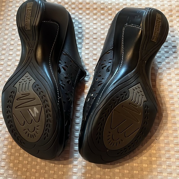 White Mountain Women’s Leather Mule Black with cutouts in very good condition. - Picture 2 of 6